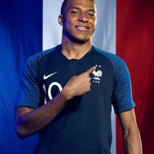 Mbappe pokazuje dvočlana Francuska dres
